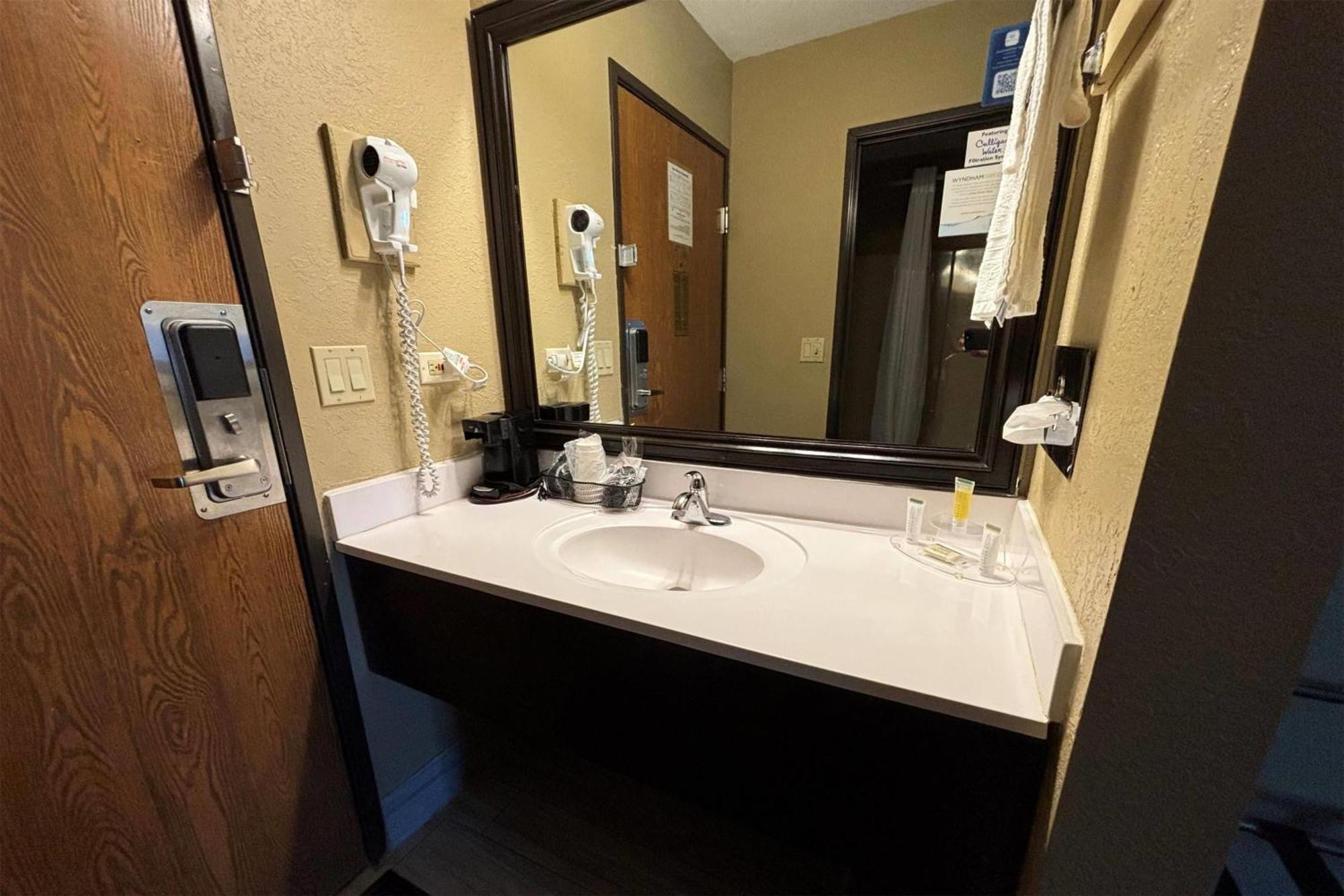 Super 8 By Wyndham Mclean/Bloomington Sw Motell Exteriör bild